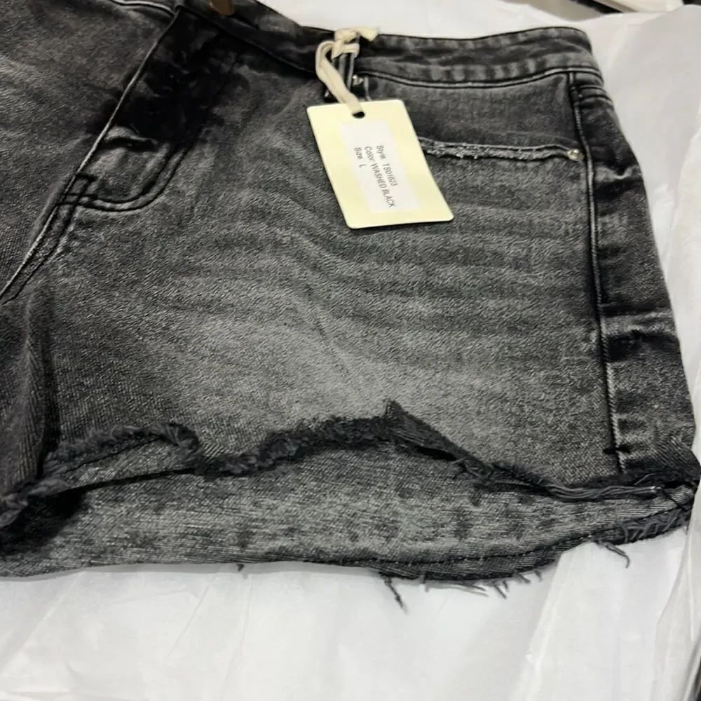 L.T.J. Letter To Juliet raw hem cutoff washed black denim jean shorts Large NWT - Picture 6 of 14